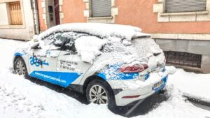 coche cubierto de nieve